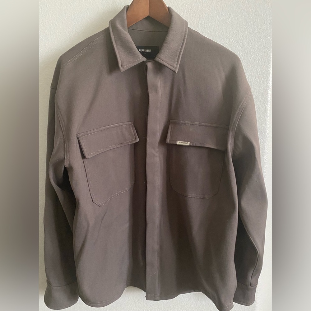Represent clothing shirt jacket.  Size small but fits like a medium